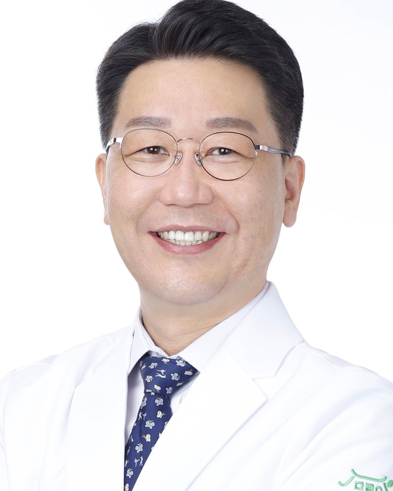 허지영 대표원장 — 진료복 차림
